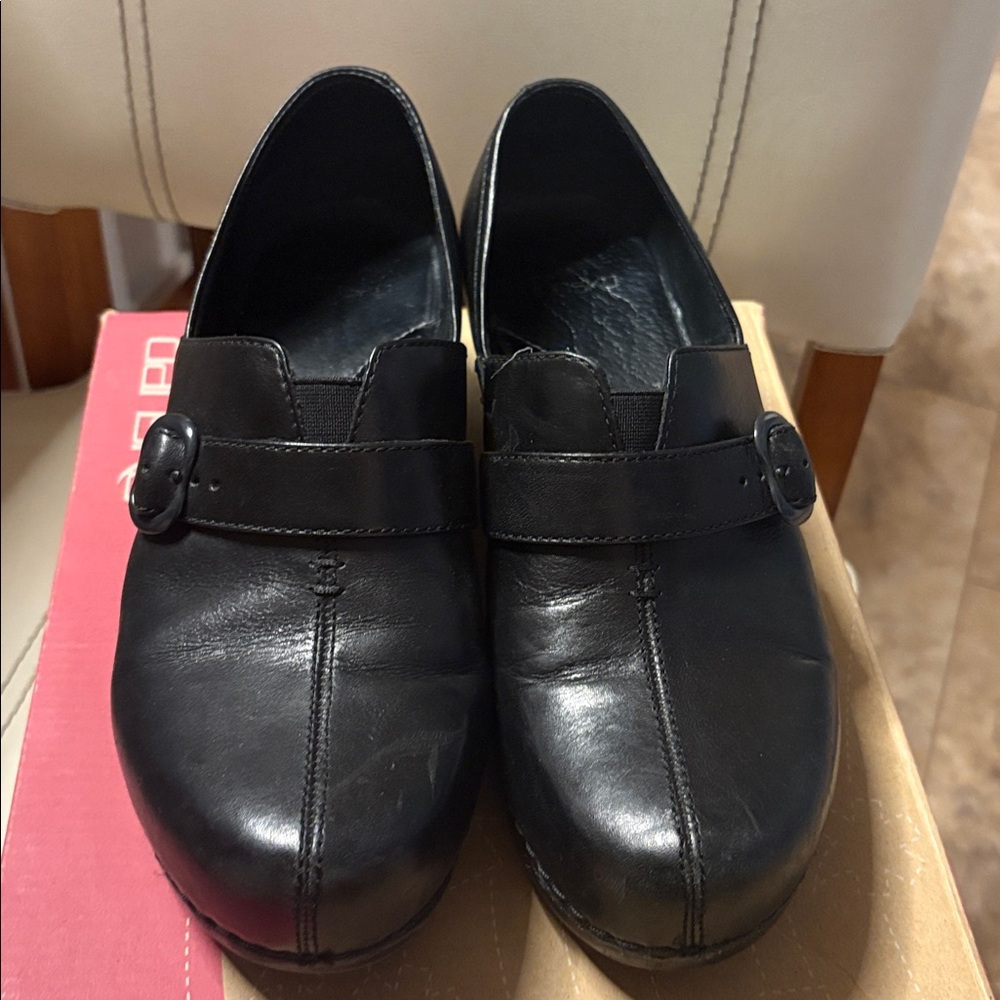 Dansko Tamara black leather buckle clogs 39 - Picture 2 of 13